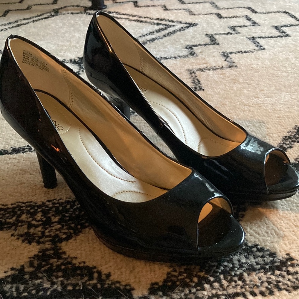 I’m selling these 8 1/2 sleek black heels in good condition!